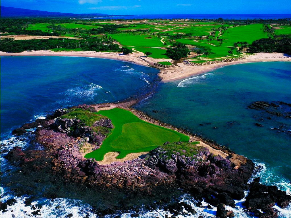 Oceanfront golf course in Punta Mita